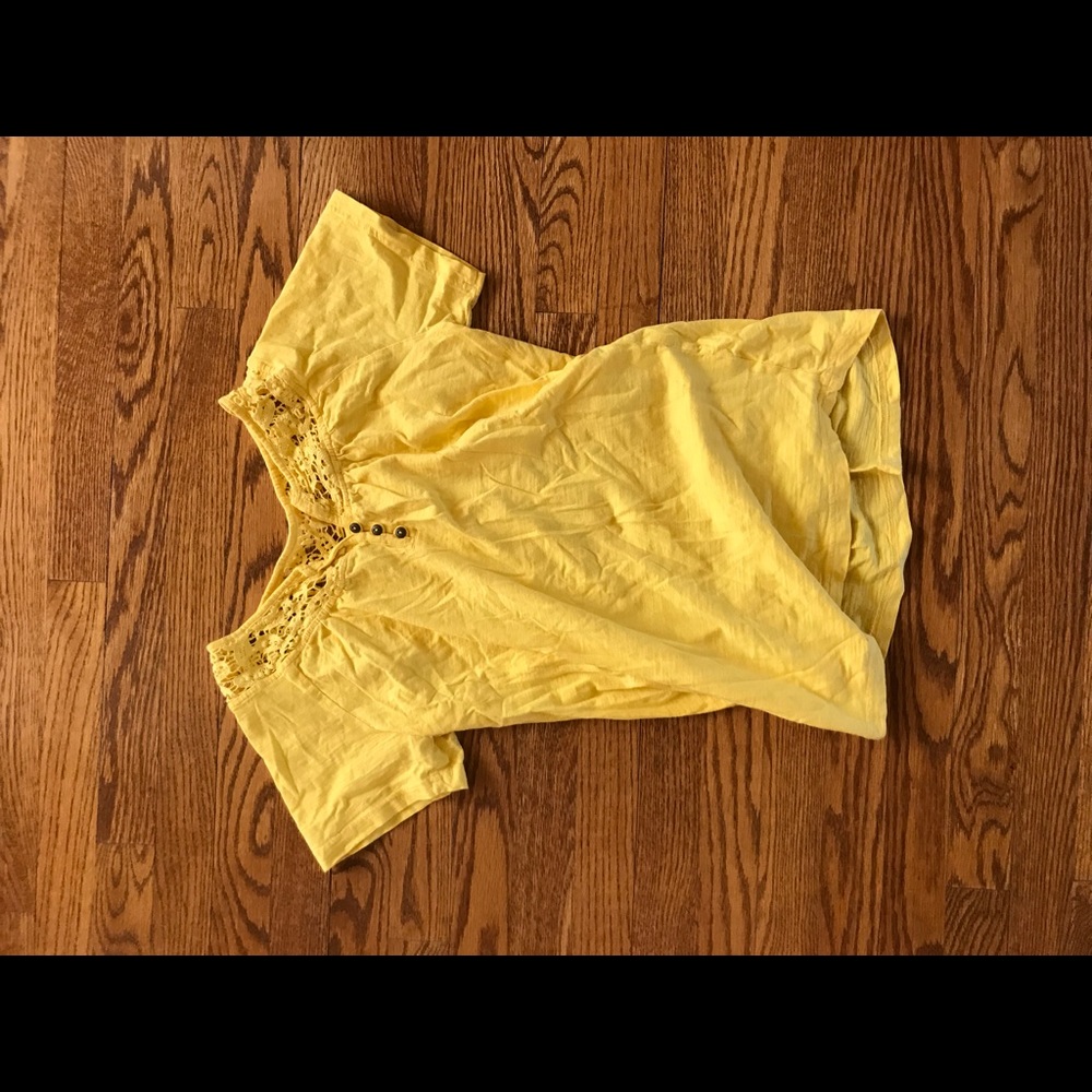 Yellow t-shirt with buttons and lace at the top